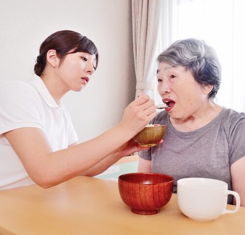 「むせてない…？」ひとりでの食事が不安に。週3のヘルパー導入で規則正しい暮らしへ【体験談】